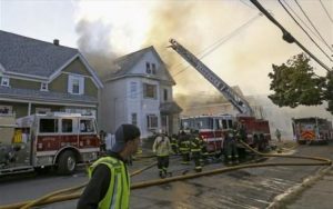 bostoni-enas-nekros-kai-12-traumaties-apo-tis-ekrikseis-logo-diarrois-fusikou-aeriou